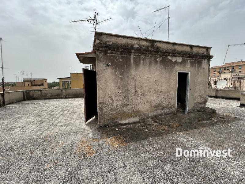 Immagine 7 di Palazzo in affitto  in Via Palli a Roma