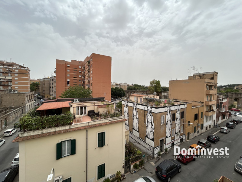 Immagine 11 di Palazzo in affitto  in Via Palli a Roma