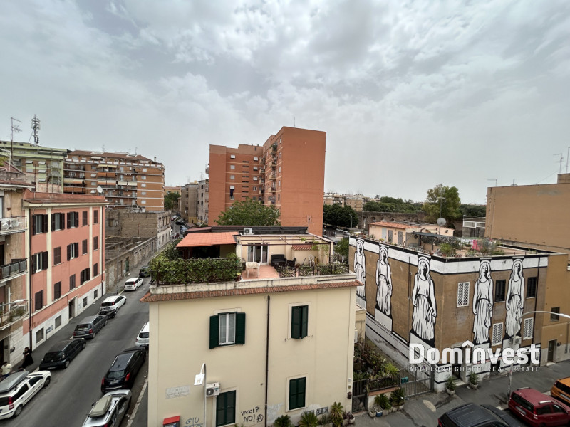 Immagine 12 di Palazzo in affitto  in Via Palli a Roma