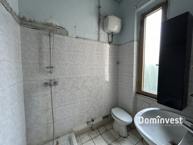 Immagine 14 di Palazzo in affitto  in Via Palli a Roma