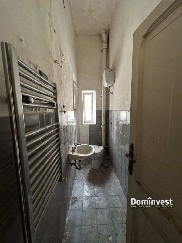 Immagine 16 di Palazzo in affitto  in Via Palli a Roma