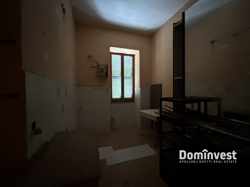 Immagine 22 di Palazzo in affitto  in Via Palli a Roma