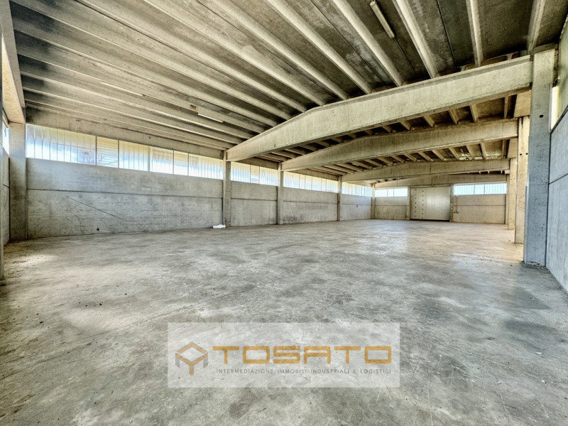 Immagine 2 di Capannone industriale in vendita  a Castelnuovo Del Garda
