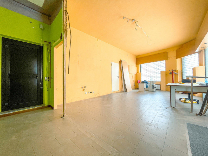 Immagine 4 di Negozio in vendita  in via antonelli 1 a Bellinzago Novarese