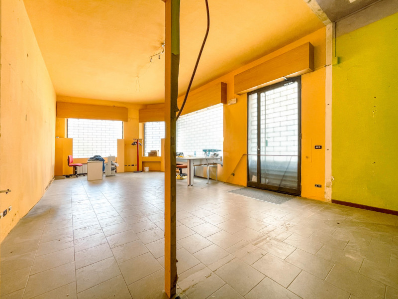 Immagine 5 di Negozio in vendita  in via antonelli 1 a Bellinzago Novarese