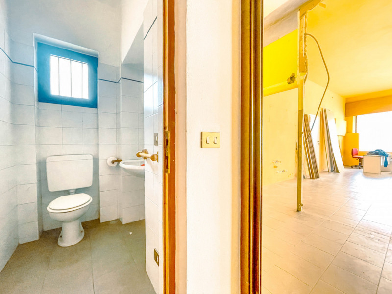 Immagine 6 di Negozio in vendita  in via antonelli 1 a Bellinzago Novarese