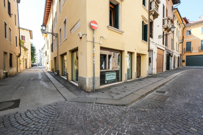 Immagine 1 di Negozio in affitto  in contrà vescovado a Vicenza