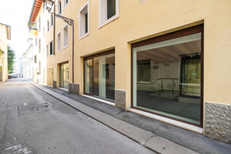 Immagine 3 di Negozio in affitto  in contrà vescovado a Vicenza