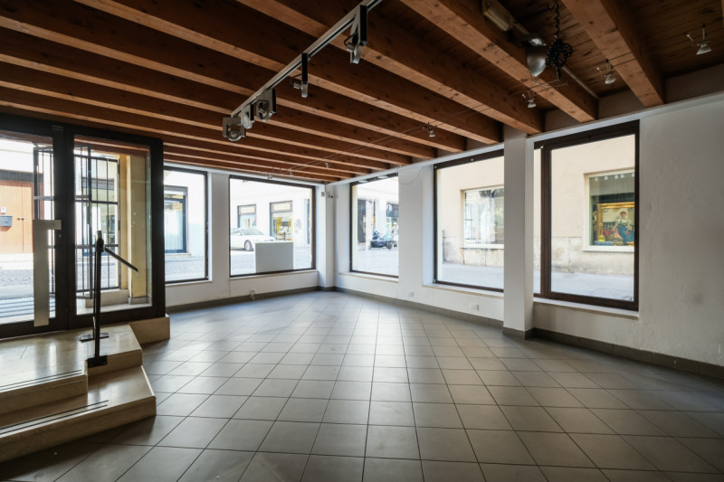 Immagine 8 di Negozio in affitto  in contrà vescovado a Vicenza