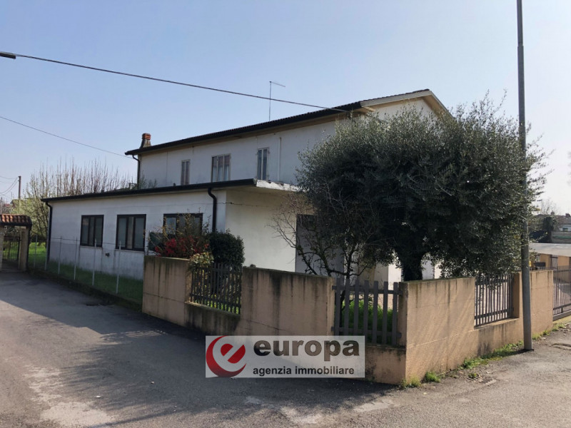 Immagine 3 di Casa indipendente in vendita  in Str. Postumia, 225 a Vicenza