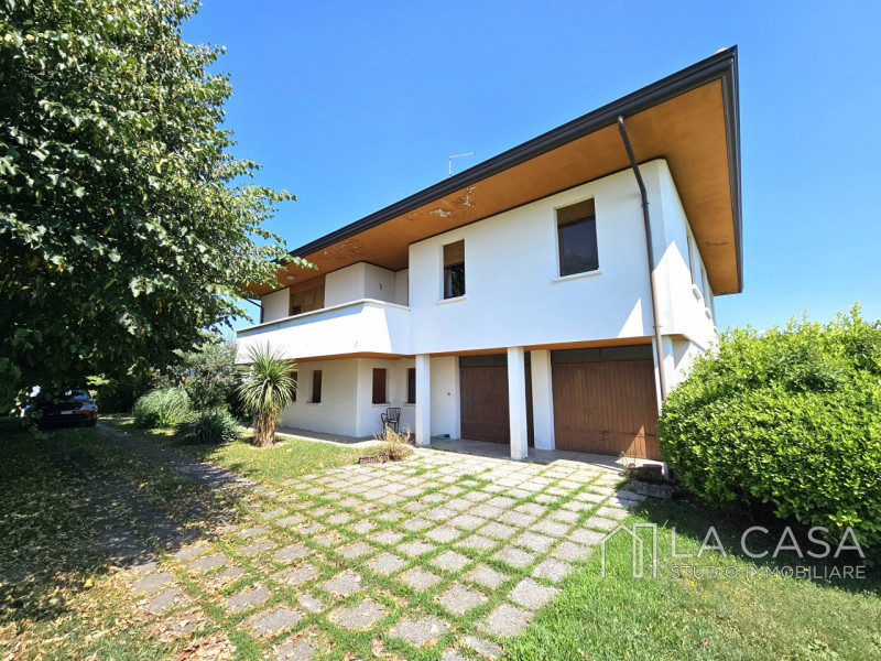 Immagine 2 di Villa in vendita  in Viale Trieste a Valvasone Arzene