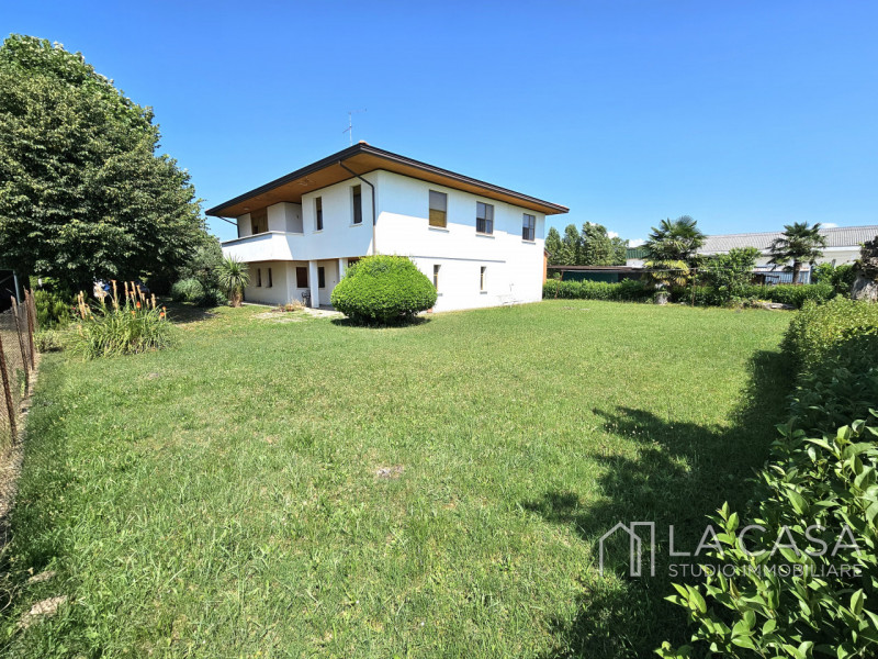 Immagine 4 di Villa in vendita  in Viale Trieste a Valvasone Arzene