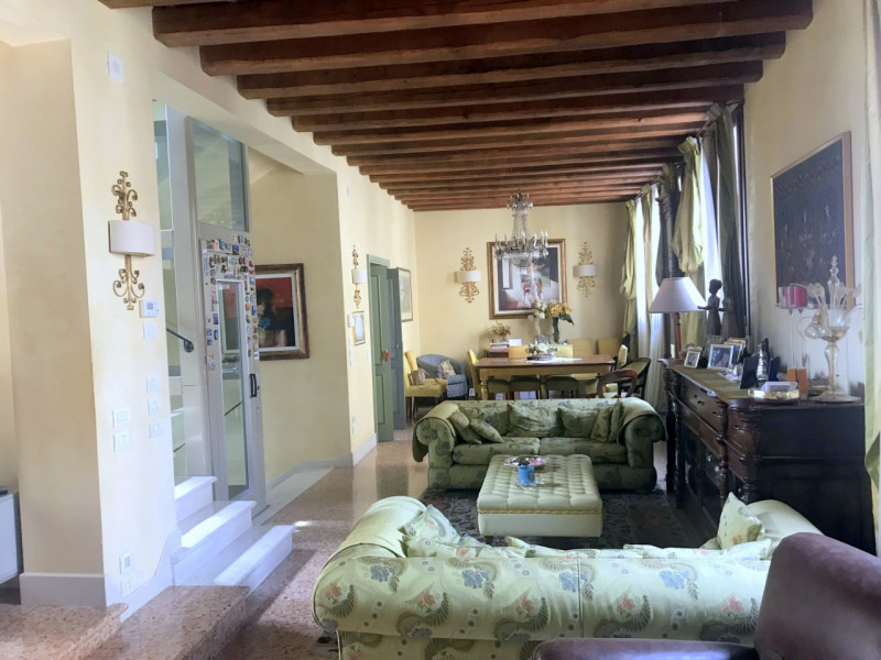 Immagine 2 di Palazzo in vendita  in VIA CESARE BATTISTI a Padova