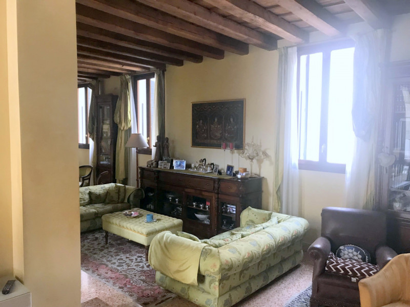 Immagine 3 di Palazzo in vendita  in VIA CESARE BATTISTI a Padova