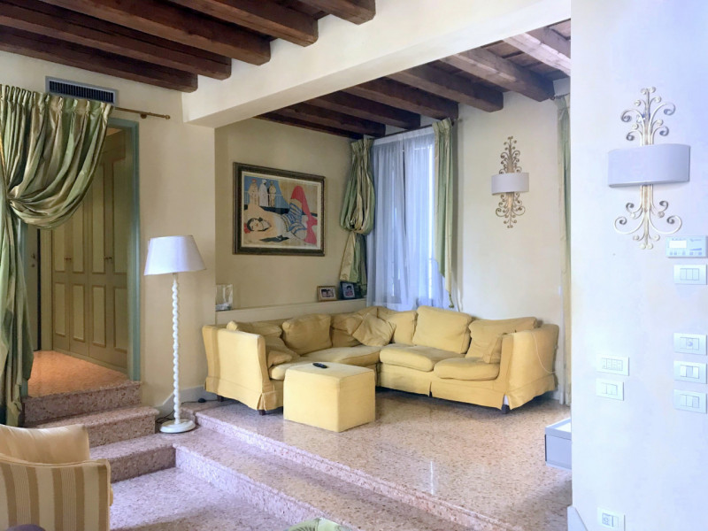 Immagine 7 di Palazzo in vendita  in VIA CESARE BATTISTI a Padova