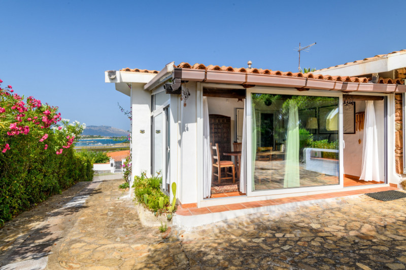 Immagine 2 di Villa in vendita  in via dei pescatori a Olbia