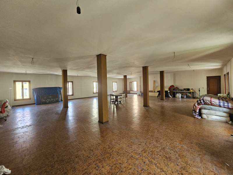 Immagine 2 di Negozio in affitto  in VIALE FIUME a Este