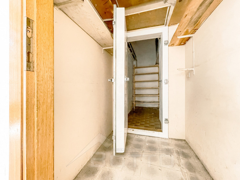 Immagine 3 di Negozio in vendita  in Via sant Isidoro 3 a Cesara