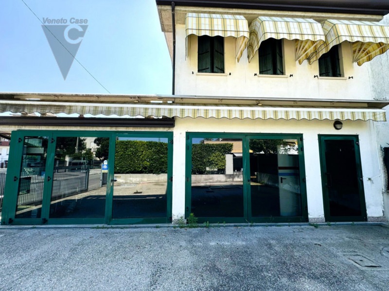Immagine 2 di Negozio in vendita  in Via dell'artigianato a Padova