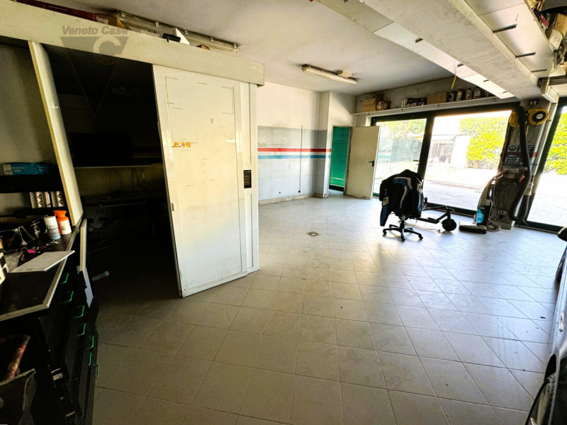 Immagine 4 di Negozio in vendita  in Via dell'artigianato a Padova