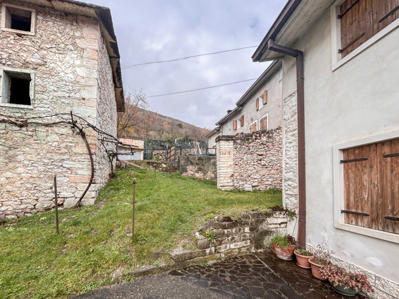 Immagine 5 di Casa indipendente in vendita  in Via Chiesa località Castello di Manune a Fumane