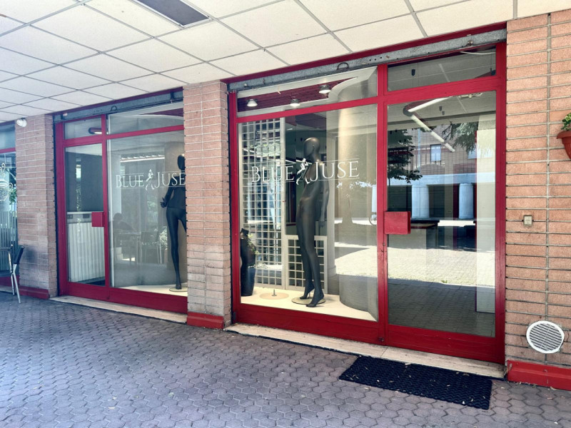Immagine 1 di Negozio in affitto  in Via Duccio di Buoninsegna 11 a Assago