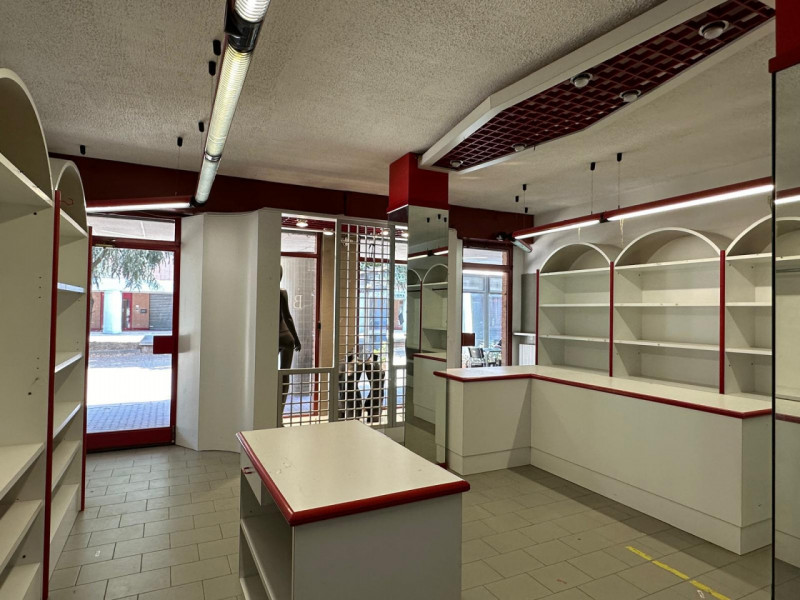 Immagine 2 di Negozio in affitto  in Via Duccio di Buoninsegna 11 a Assago