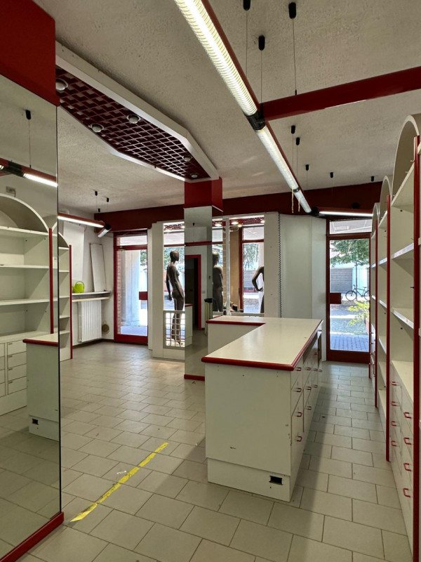 Immagine 3 di Negozio in affitto  in Via Duccio di Buoninsegna 11 a Assago