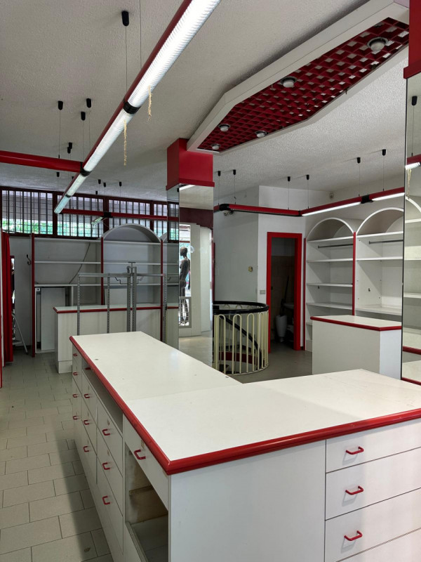 Immagine 5 di Negozio in affitto  in Via Duccio di Buoninsegna 11 a Assago