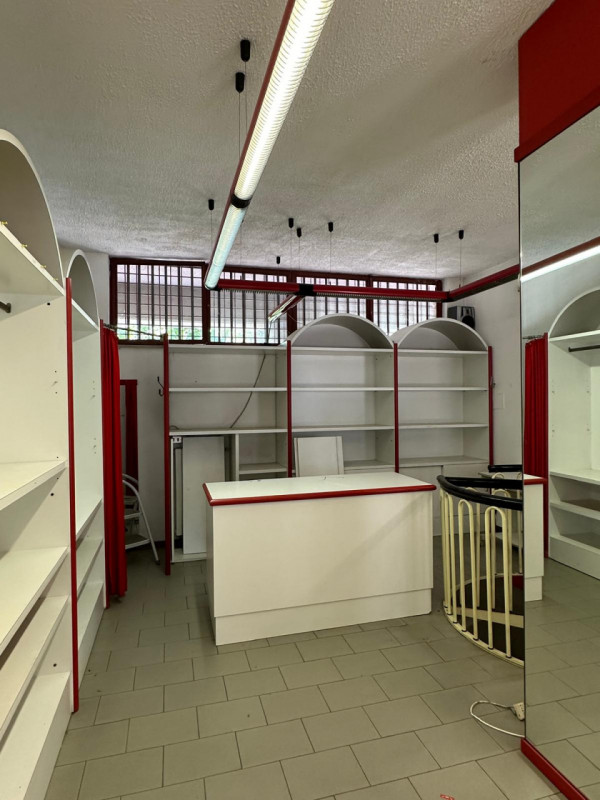 Immagine 6 di Negozio in affitto  in Via Duccio di Buoninsegna 11 a Assago