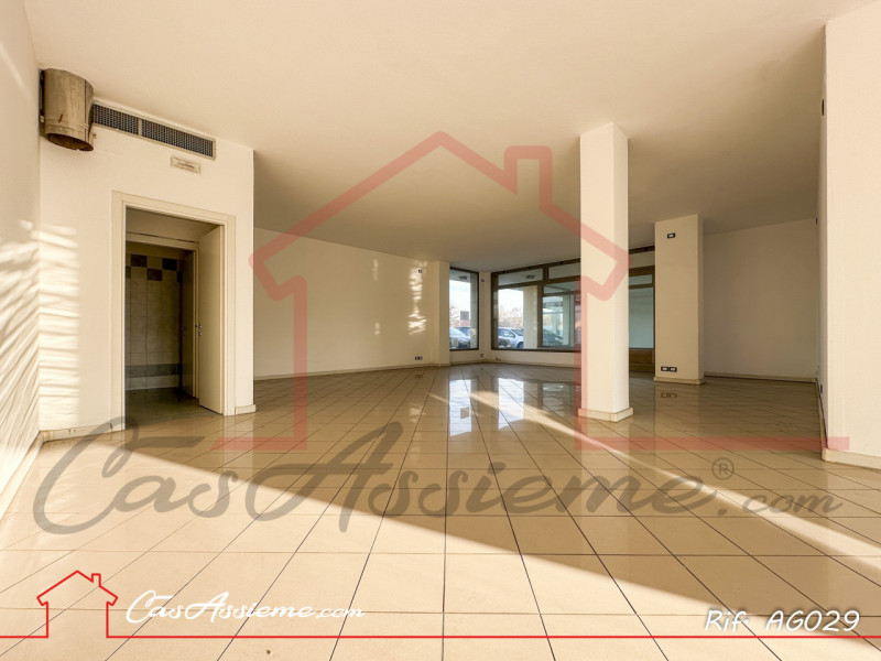 Immagine 1 di Negozio in vendita  a Tombolo