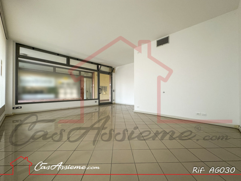 Immagine 1 di Negozio in vendita  a Tombolo