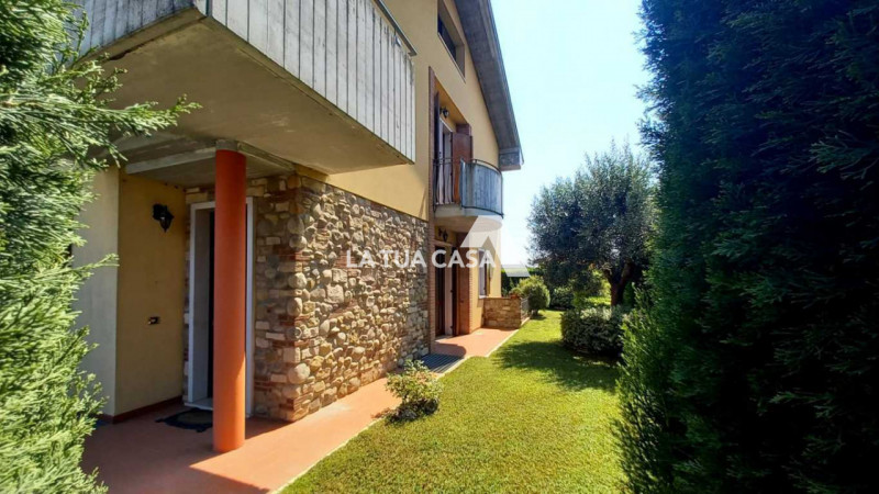 Immagine 1 di Villetta a schiera in vendita  a Villafranca Di Verona