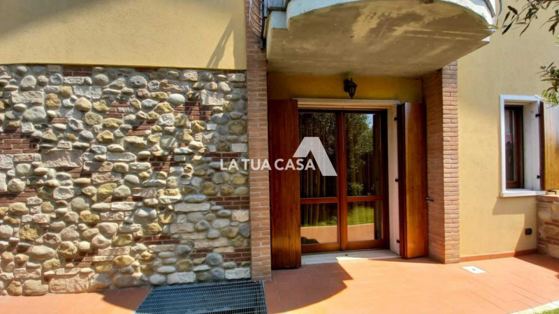 Immagine 10 di Villetta a schiera in vendita  a Villafranca Di Verona