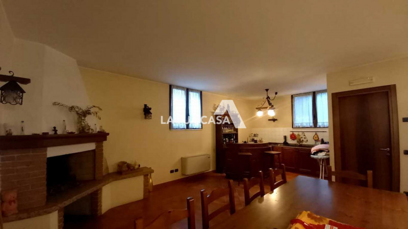 Immagine 40 di Villetta a schiera in vendita  a Villafranca Di Verona