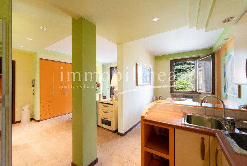 Immagine 10 di Appartamento in vendita  a Torri Del Benaco