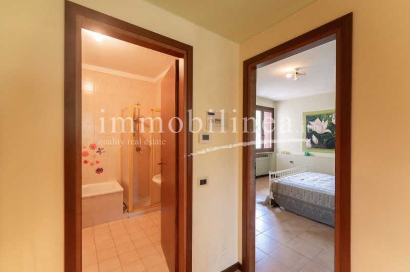 Immagine 21 di Appartamento in vendita  a Torri Del Benaco