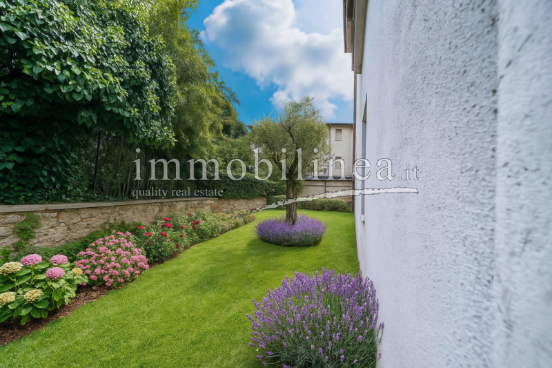Immagine 2 di Casa quadrifamiliare in vendita  in Via Fratelli Lavanda a Torri Del Benaco