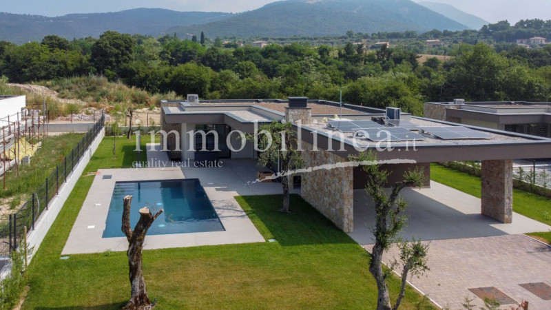 Immagine 2 di Villa in vendita  in Rossar a Costermano sul Garda