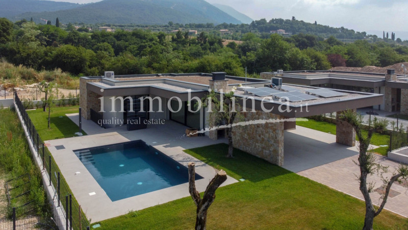 Immagine 4 di Villa in vendita  in Rossar a Costermano sul Garda