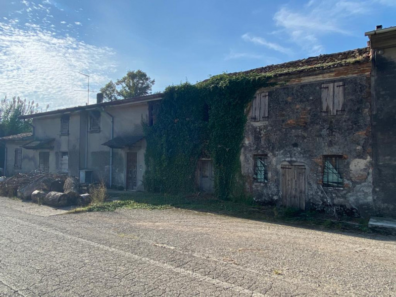 Immagine 2 di Palazzo in vendita  in STRAD MANDRAGO 52 a Roverbella