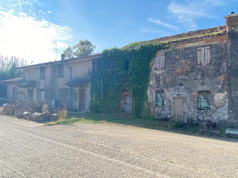 Immagine 3 di Palazzo in vendita  in STRAD MANDRAGO 52 a Roverbella