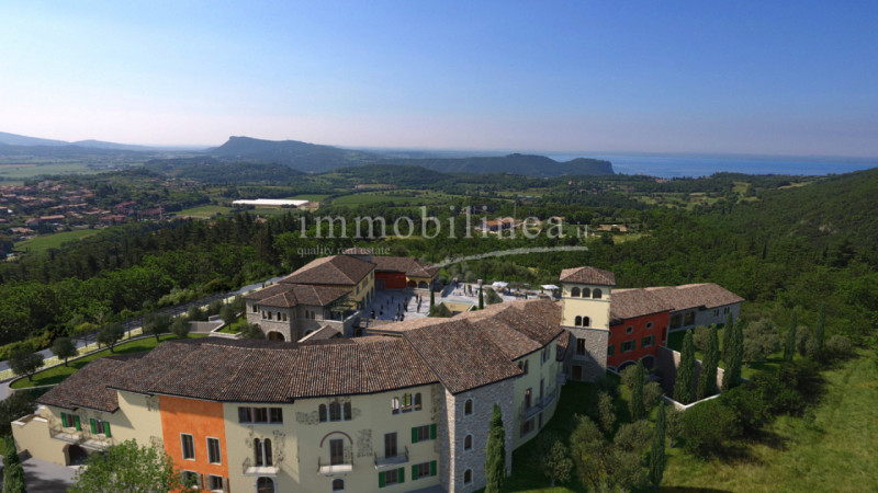 Immagine 3 di Hotel in vendita  in Zel a Costermano sul Garda