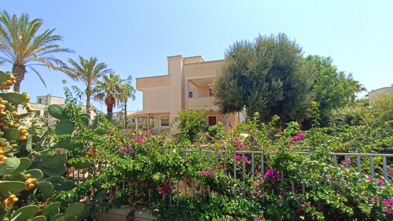 Immagine 1 di Villa in vendita  in CASAV a Fasano