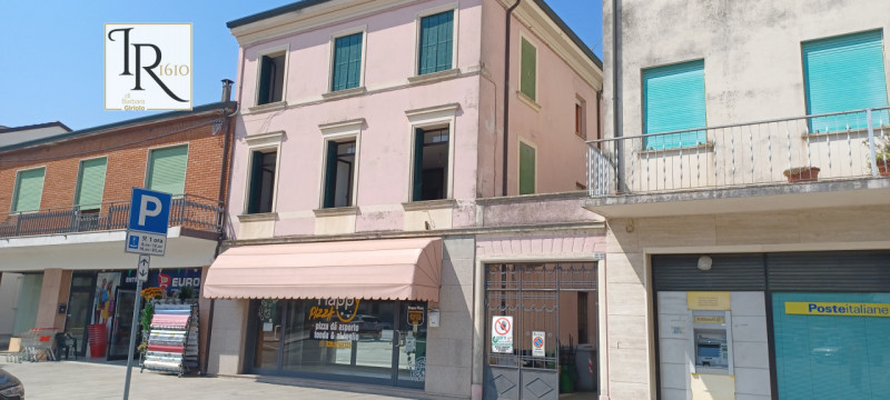 Immagine 1 di Palazzo in vendita  a Trecenta