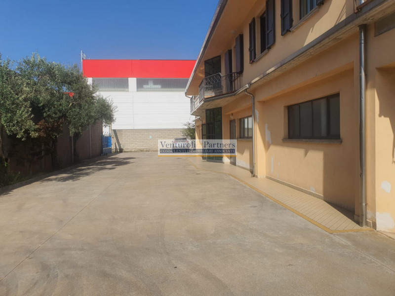 Immagine 27 di Capannone industriale in affitto  in Via industriale a Prevalle