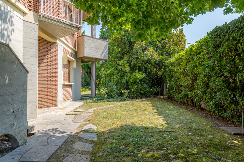 Immagine 10 di Casa bifamiliare in vendita  in Via appiani 1 a Merone