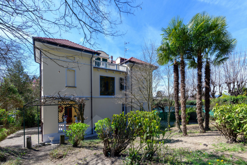 Immagine 38 di Villa in vendita  in Via Camillo Benso Conte di Cavour 40 a Castelletto Sopra Ticino