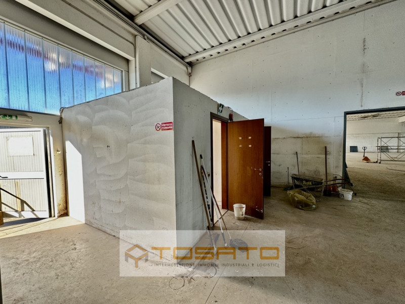 Immagine 6 di Capannone industriale in affitto  a Roverchiara