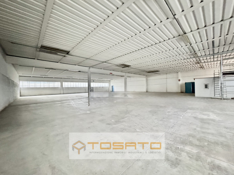Immagine 2 di Capannone industriale in affitto  a Roverchiara
